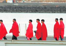 Imagen del pasado sábado, cuando casi 500 inmigrantes tocaron las costas canarias. Durante el fin de semana han arribado más de 1.100 personas a las islas.