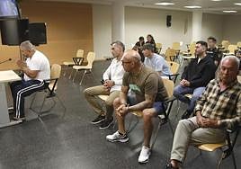 Seis de los acusados, este lunes en el Palacio de Justicia de Arrecife, varios esposados.