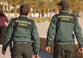 Imagen de archivo de dos guardias civiles.