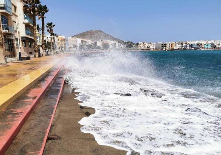 Grave tras casi ahogarse en la playa de Arinaga