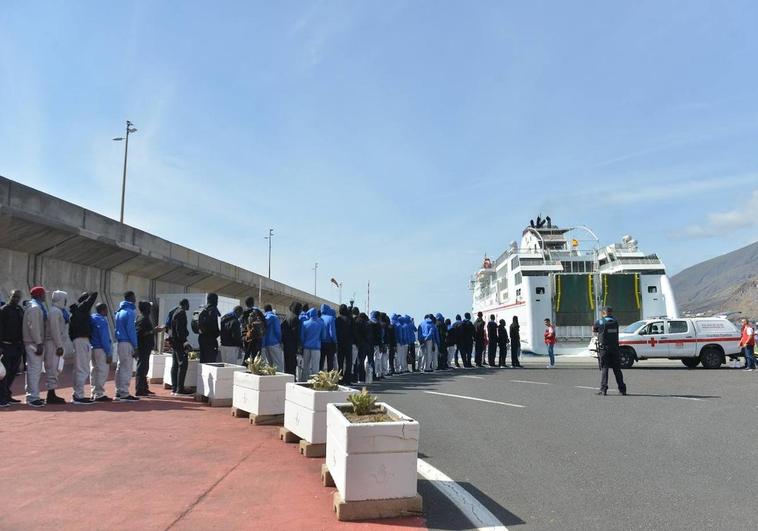 313 migrantes fueron derivados este lunes de El Hierro a Tenerife en un barco de la naviera Armas.
