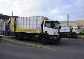 Imagen de archivo de un camión de basura en el vertedero.
