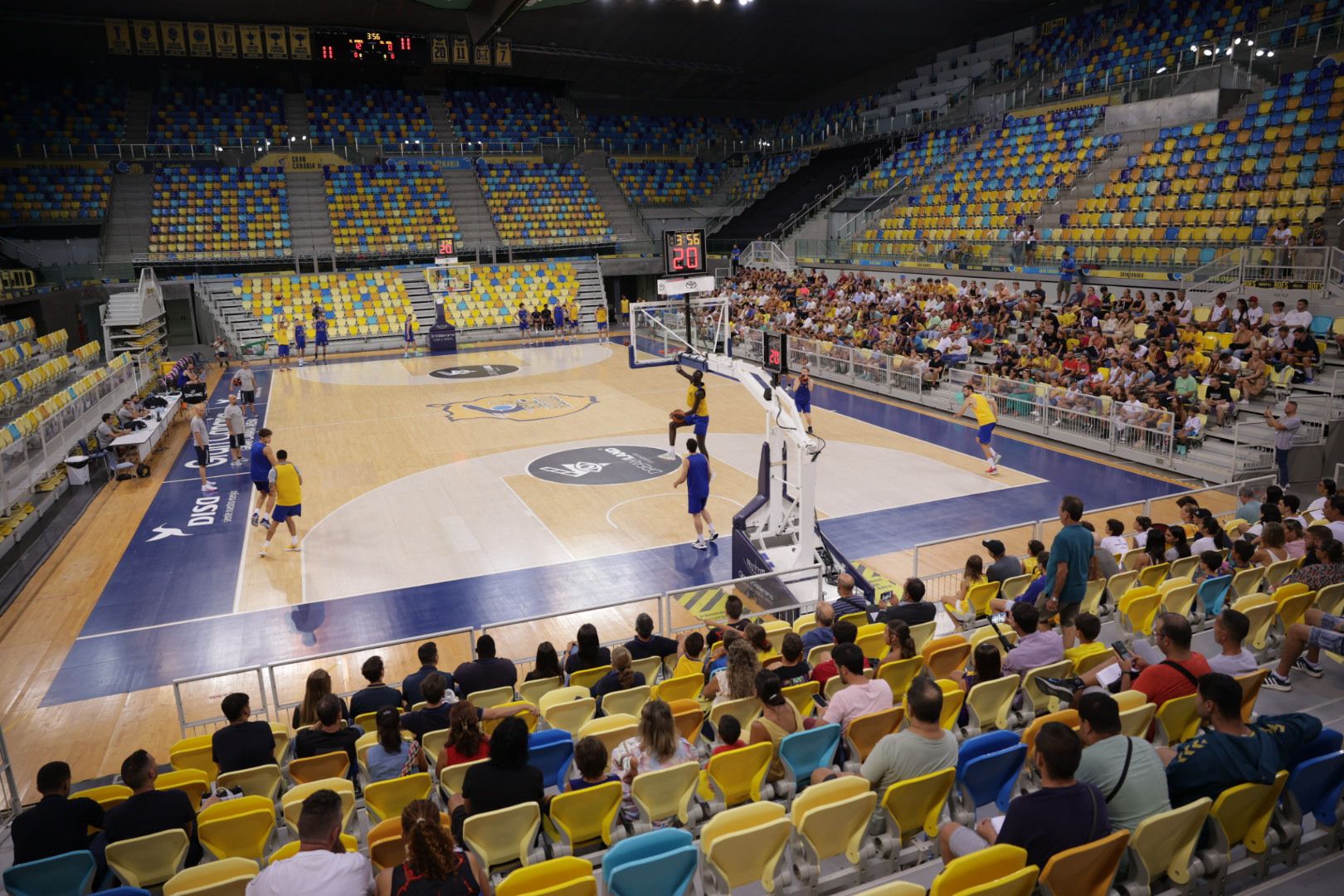 Puertas abiertas al espectáculo en el Arena