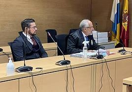 El acusado, José Juan Y.E., a la izquierda acompañado de su abogado Manuel Ramón García Medina.