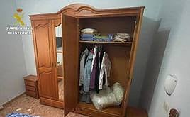 Imagen del ropero en el que se escondió el ahora condenado.