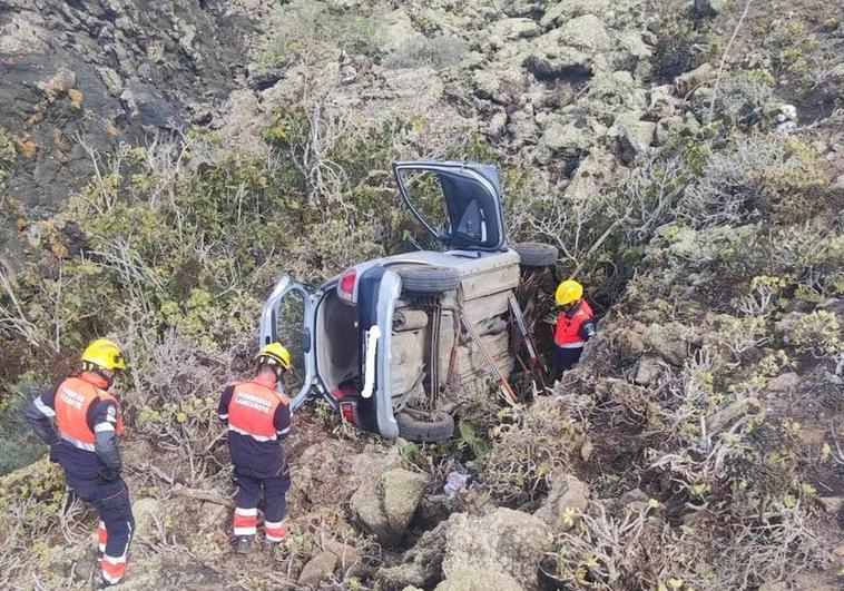 Una persona queda atrapada tras volcar con su vehículo en Lanzarote