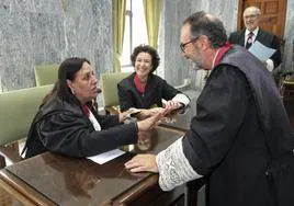 La fiscal superior María Farnés charla con Ernesto Vieira en presencia de Beatriz Sánchez y Vicente Garrido.