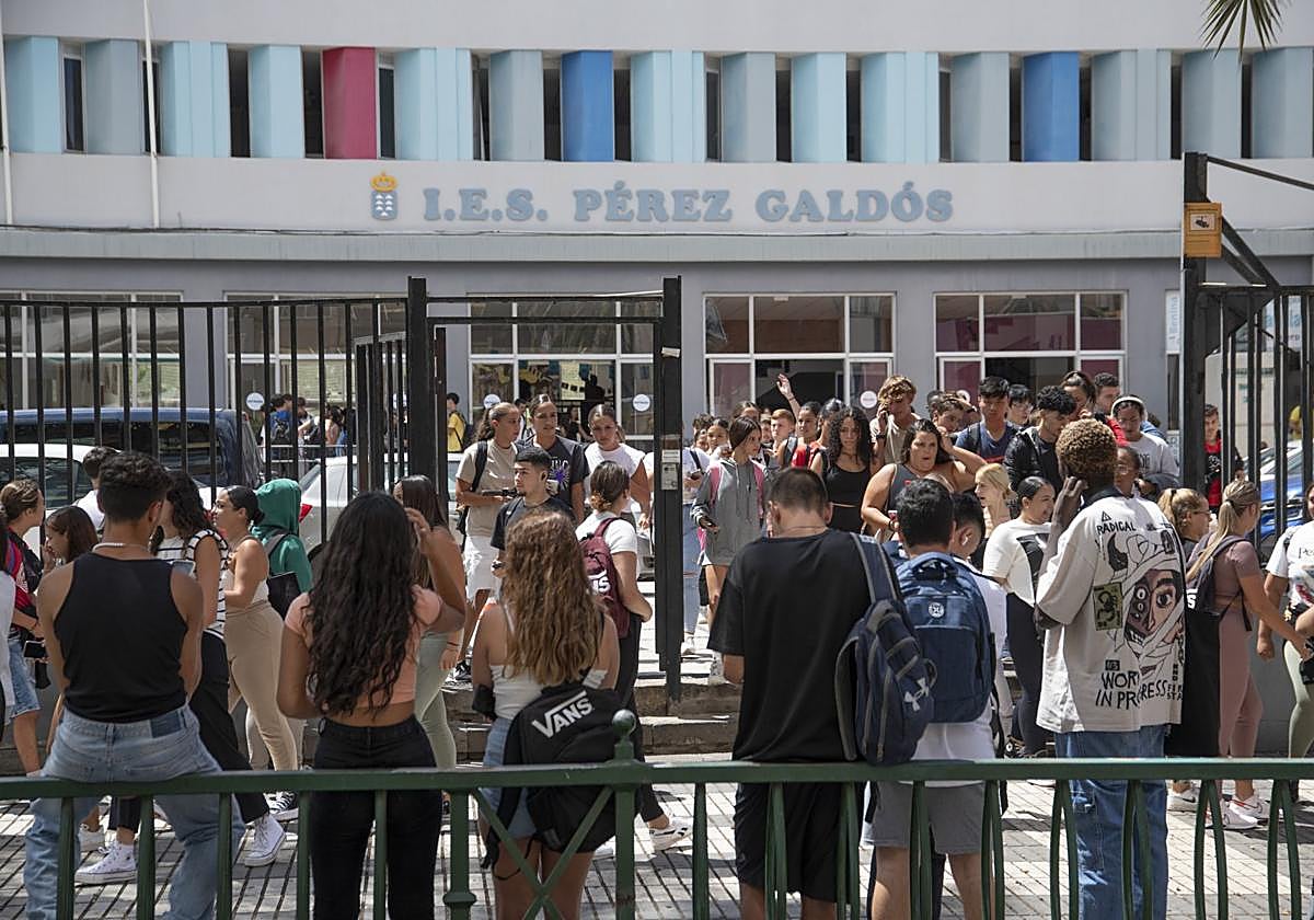 Estudiantes del IES Pérez Galdós, en la capital grancanaria, en la hora de salida de clase.