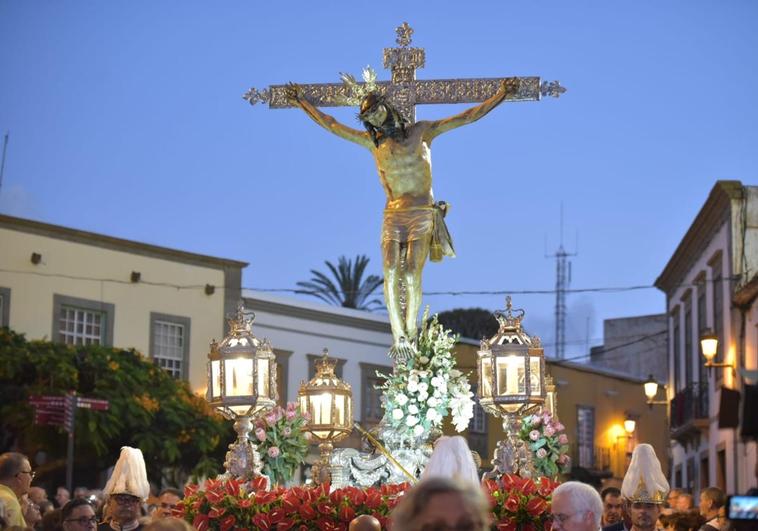 San Juan se cubre de fieles con la procesión del Cristo de Telde