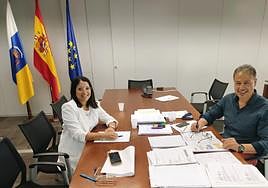 Concejala y representante del Ejecutivo, en reunión en Gran Canaria.