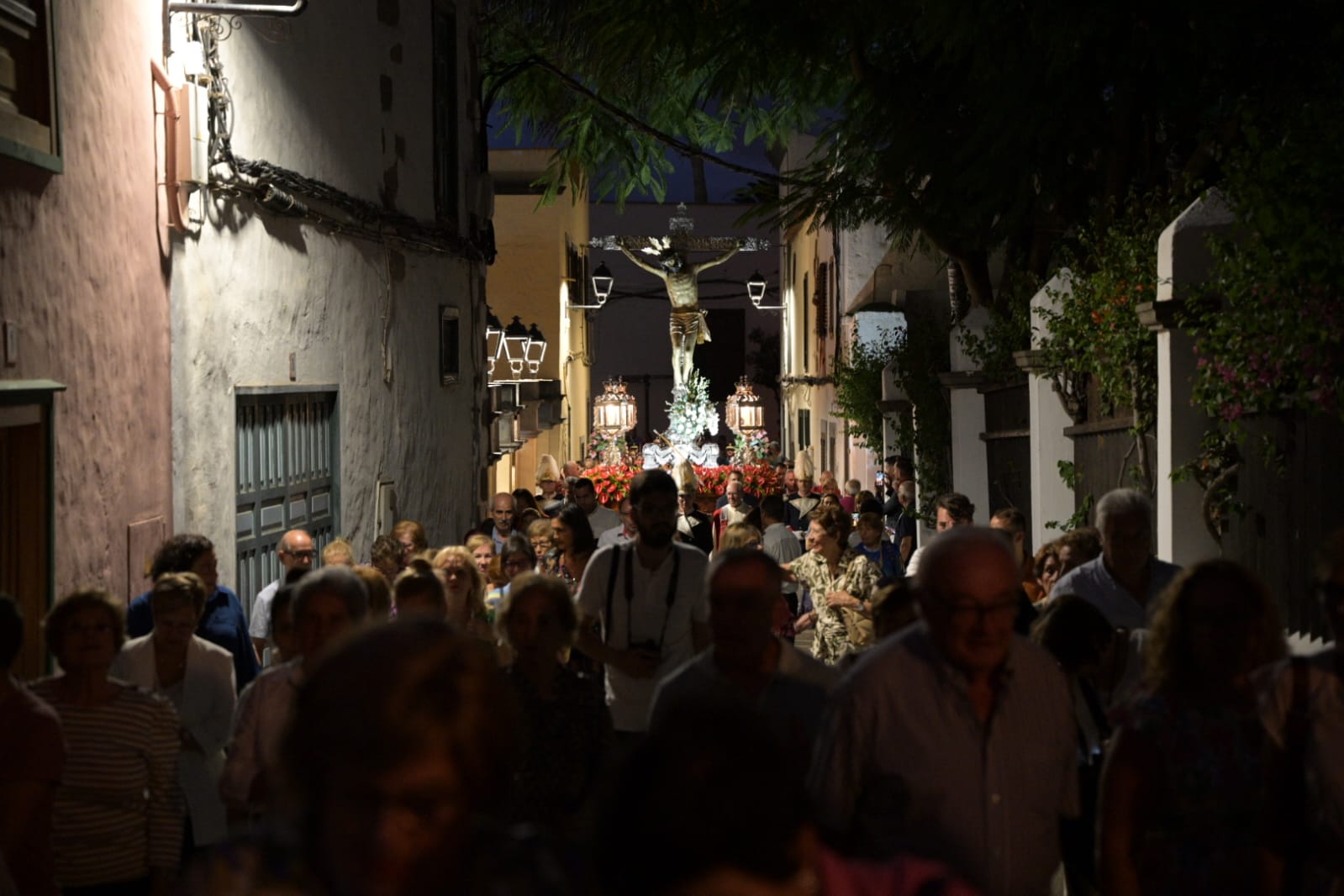 San Juan se cubre de fieles con la procesión del Cristo de Telde