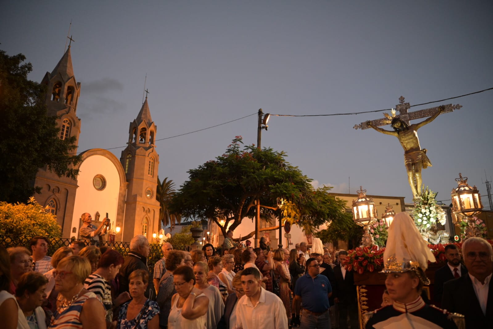 San Juan se cubre de fieles con la procesión del Cristo de Telde
