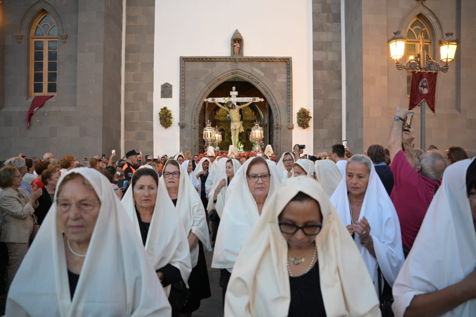San Juan se cubre de fieles con la procesión del Cristo de Telde