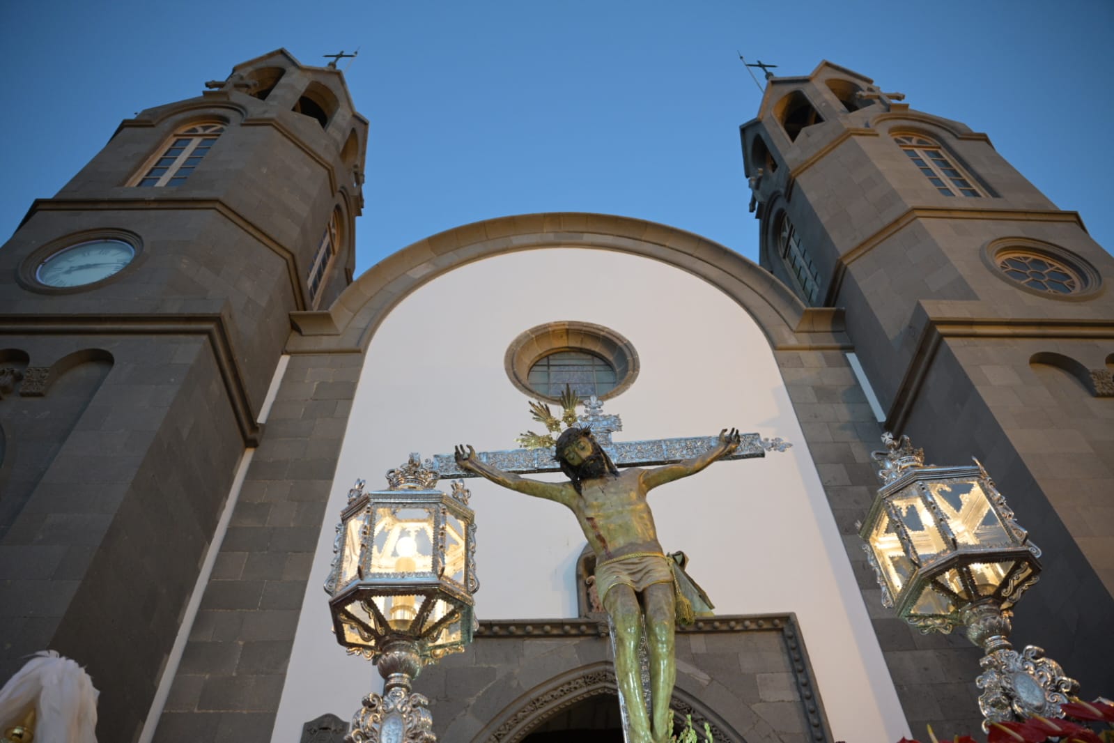 San Juan se cubre de fieles con la procesión del Cristo de Telde