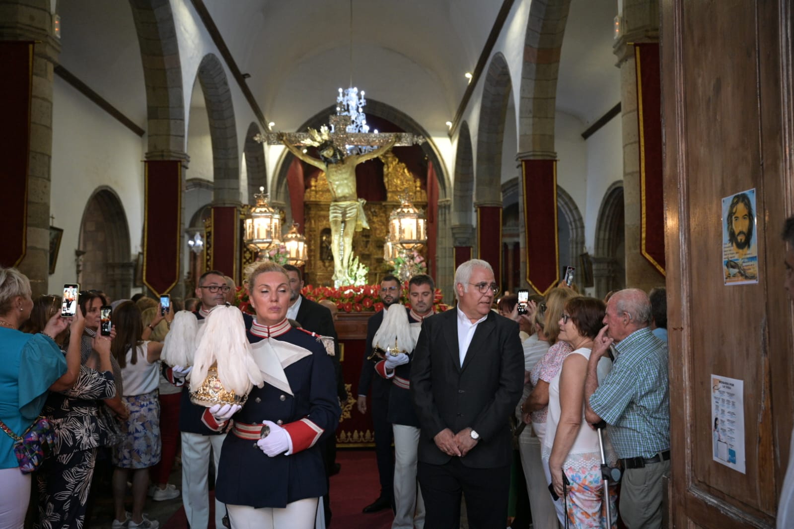 San Juan se cubre de fieles con la procesión del Cristo de Telde