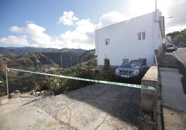 Un cordón policial protege la casa de la víctima.