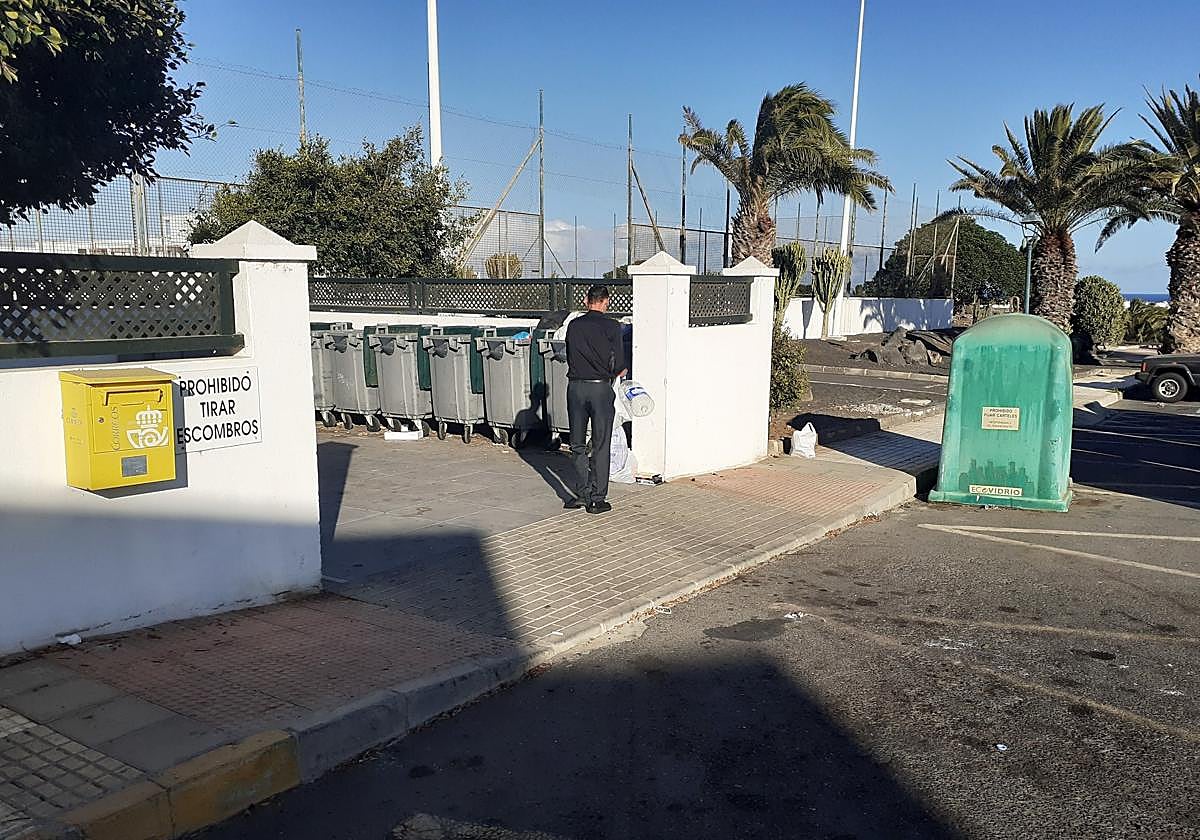 Vecino de Costa Teguise depositando residuos en contenedores de la calle Panamá.