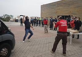 Prueba con una pistola eléctrica en la Policía Local.