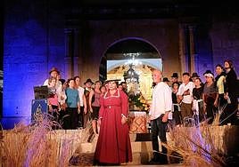 Inma Marrero y Juan José Cabrera, y el resto de los 30 socios y voluntarios de Más Ruines que Caín, durante el pregón a las puertas de la ermita de la Virgen de la Peña, en Vega de Río Palmas.