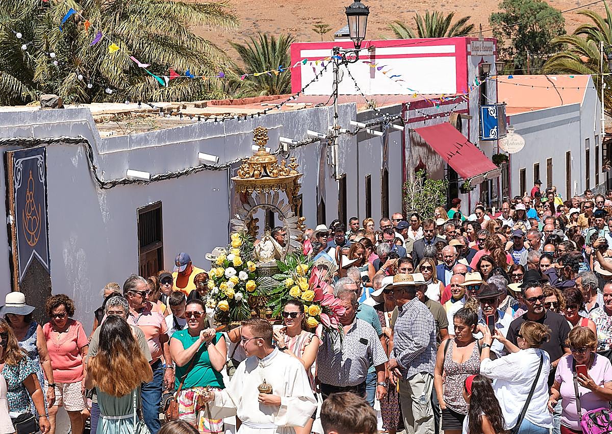 Imagen secundaria 1 - Camejo, 40 años portando a la Peña; Diego, primera vez abriendo la procesión