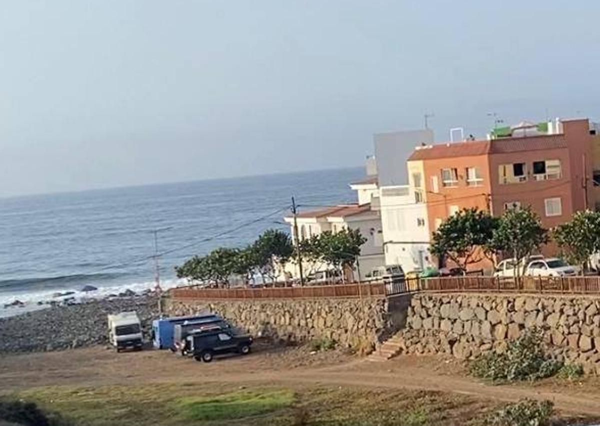 Imagen secundaria 1 - Los vecinos de San Andrés no aguantan la invasión de caravanas en sus playas: «Nos sentimos indefensos»