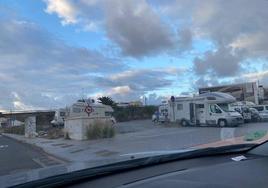 Los vecinos de San Andrés no aguantan la invasión de caravanas en sus playas: «Nos sentimos indefensos»