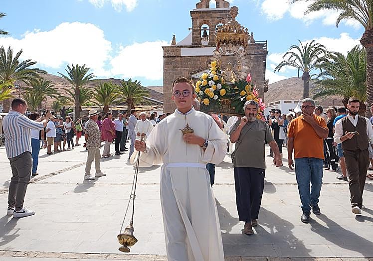 Diego de Roo, joven de 16 años que actuó de acólito en la misa principal de la Peña.