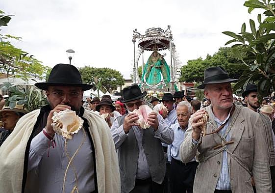 Tocadores de bucio anunciaban el paso de la Virgen por las calles de Guía