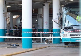 Imagen de la guagua tras el accidente.