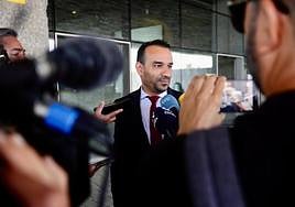 El letrado Rachid Mohamed Hammu atendiendo a los medios.