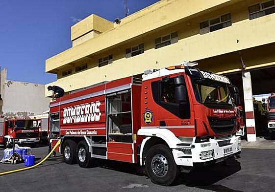 Imagen de archivo de un camión de bomberos en el parque central.