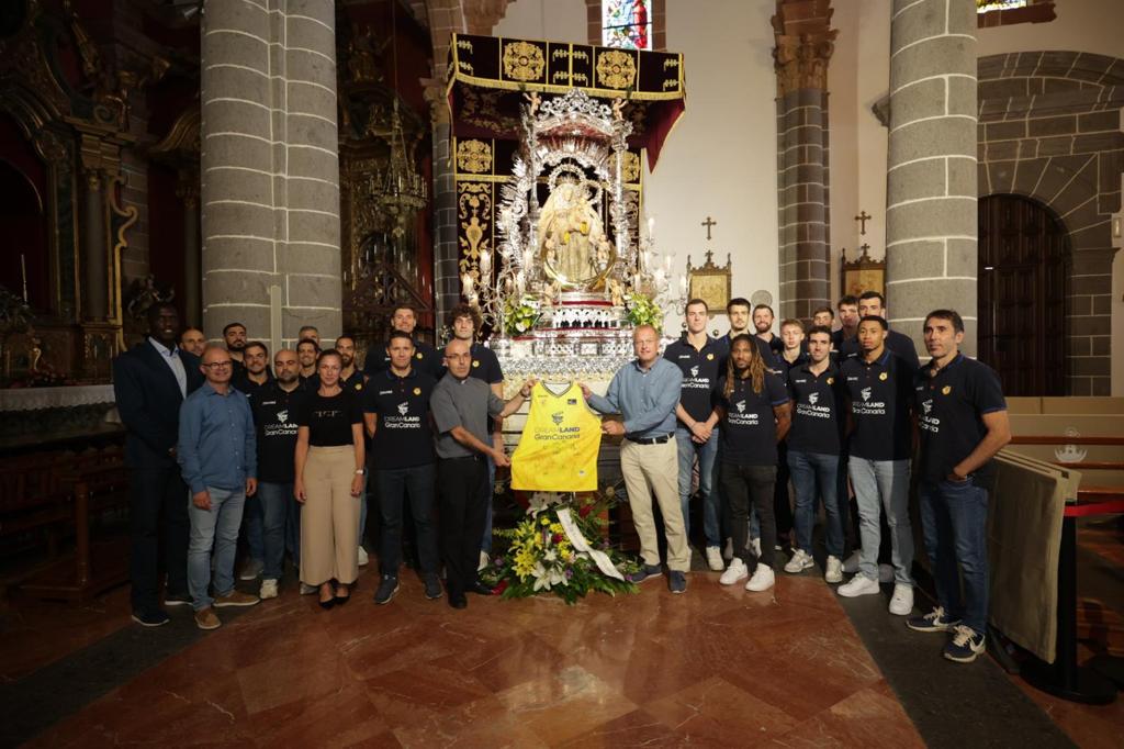 El CB Gran Canaria visita a la Virgen del Pino