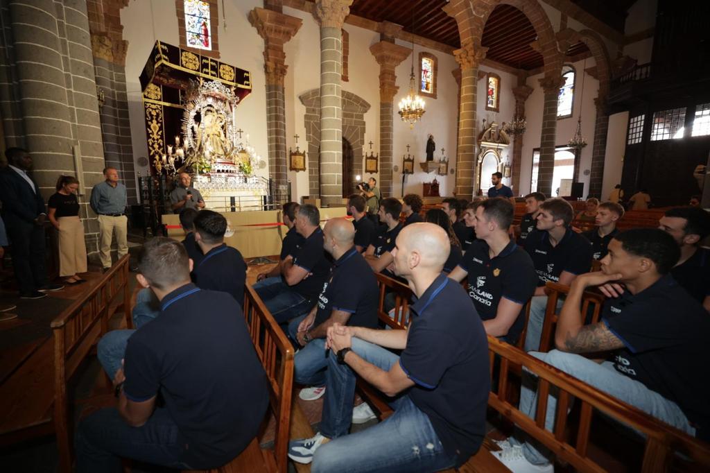 El CB Gran Canaria visita a la Virgen del Pino