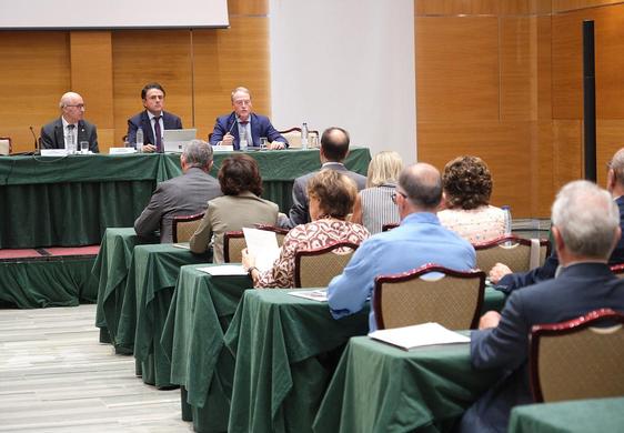 Juan Luis Lorenzo, presidente del TSJC, y Cesáreo Rodríguez, viceconsejero de Justicia del Gobierno de Canarias, en la inauguración de las jornadas en las que participan jueces y magistrados.