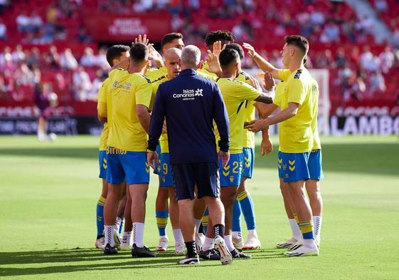 Piña de jugadores antes del inicio del partido del pasado domingo en Sevilla.