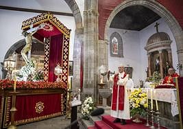 Cabrera, en la misa previa a la procesión del Cristo. Justo detrás de él, el obispo José Mazuelos.