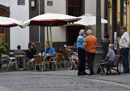 Imagen de archivo de una zona de terraza de una cafetería en el casco de Arucas.
