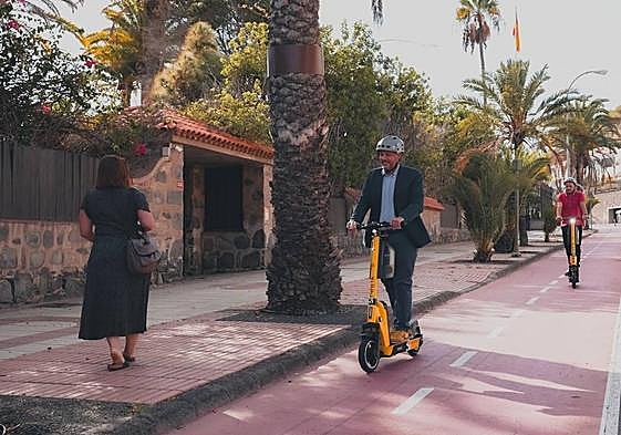 Dos trabajadores de Sagulpa prueban la Sítyneta en el Paseo de Chil en su primer día de funcionamiento.