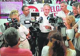 El secretario general del PSOE, Ángel Víctor Torres, atentiendo a los medios de comunicación.