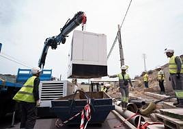 Descarga de un grupo electrógeno para recuperar el suministro de luz en La Gomera tras el apagón de julio.