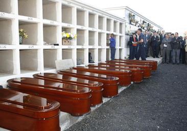 Imagen del entierro de nueve inmigrantes que fallecieron en el naufragio de Los Cocoteros en 2009.