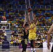 AJ Slaughter lanza en el partido ante el Lenovo Tenerife.