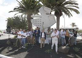 Acto de descubrimiento de la nueva escultura.