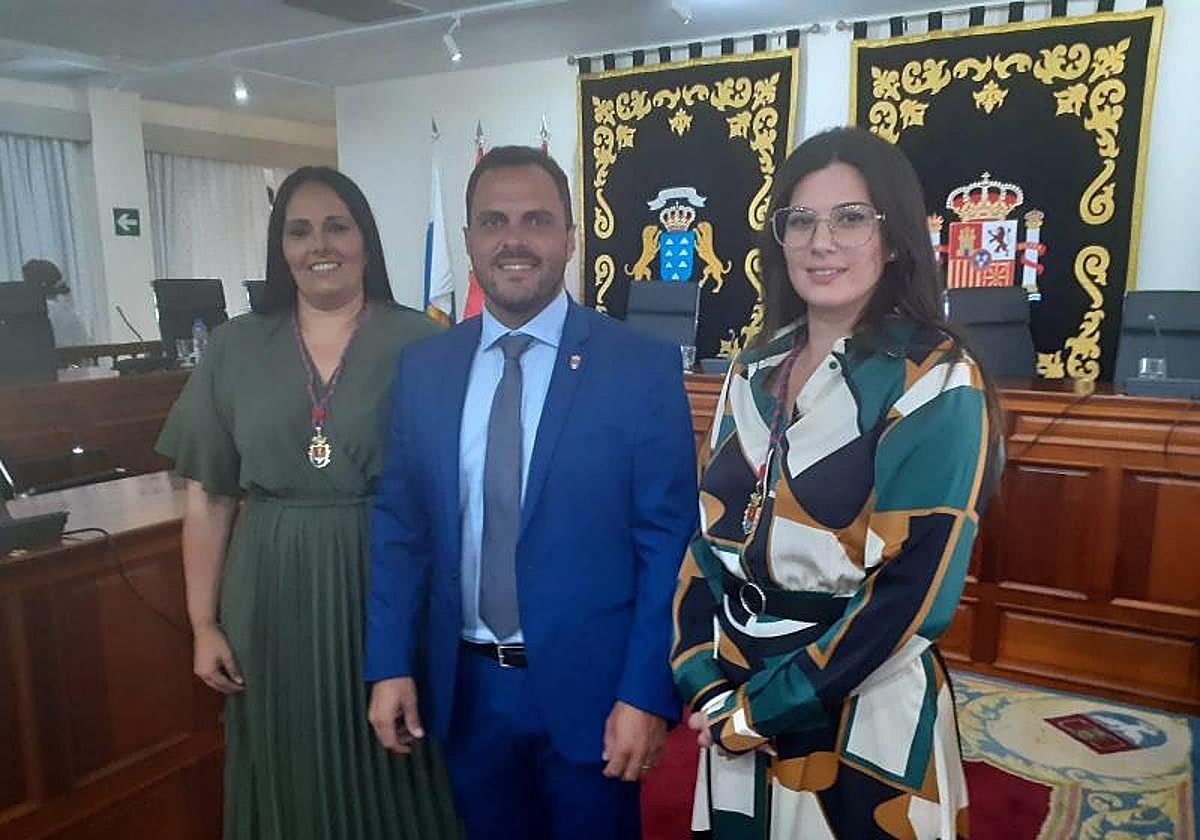 Concejales nuevas con el alcalde.