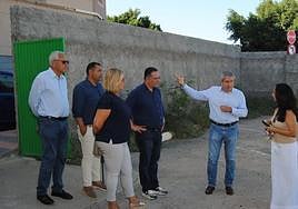 El alcalde (con la mano alzada) durante la visita, dialoga con la directora del IES. Les escuchan el consejero y los ediles.