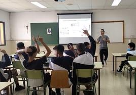 Imagen de archivo de un taller de prevención de las tecnoadicciones impartido en una escuela de la capital grancanaria.