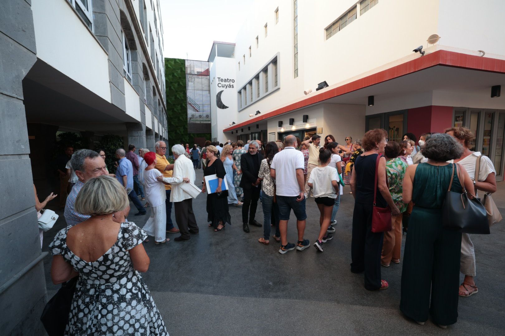Ambiente a las puertas del Cuyás por el estreno de la obra de Nuria Espert y Mario Gas