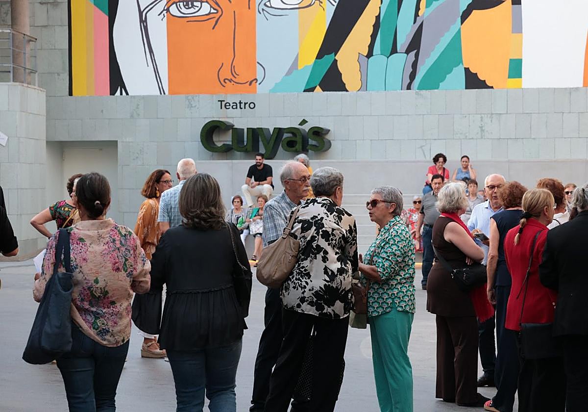 Ambiente a las puertas del Cuyás por el estreno de la obra de Nuria Espert y Mario Gas