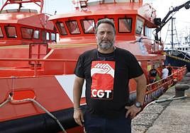 Manuel Capa lleva 12 años trabajando para Salvamento Marítimo.