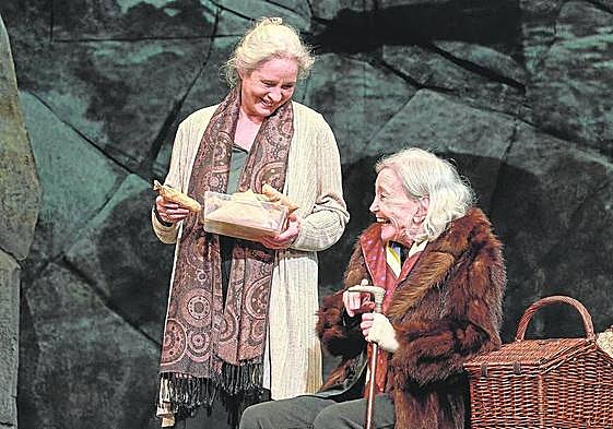 Vicky Peña y Nuria Espert durante un pasaje de 'La isla del aire'.